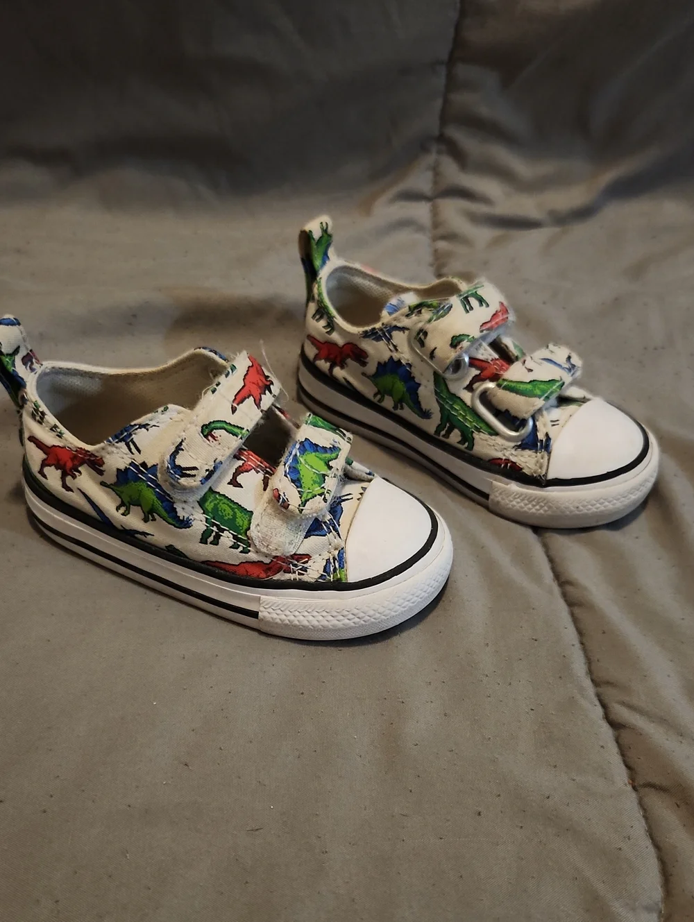 Converse Kids White Dinosaur Print Velcro Sneakers with Multicolor Accents